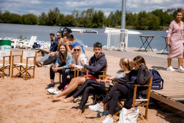 15-05-2021 Konstancin-Jeziorna. Polonya. Plaj voleybolu. Wawa Wake 'de. Plaj voleybolu oynayan bir sporcu.