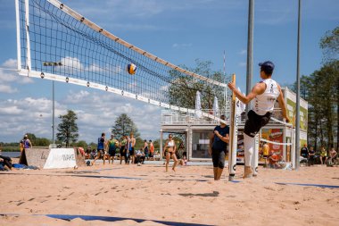 15-05-2021 Konstancin-Jeziorna. Polonya. Plaj voleybolu. Wawa Wake 'de. Plaj voleybolu oynayan bir sporcu.