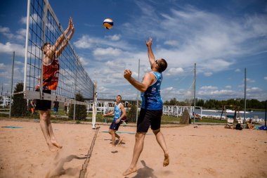 15-05-2021 Konstancin-Jeziorna. Polonya. Plaj voleybolu. Wawa Wake 'de. Plaj voleybolu oynayan bir sporcu.
