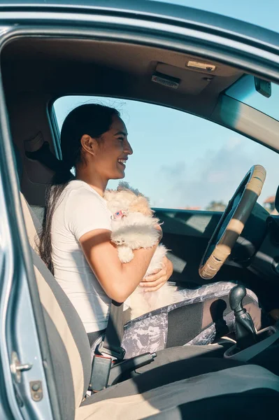 Uma Mulher Feliz Sentada Assento Motorista Carro Abraçando Seu Cachorro — Fotografia de Stock