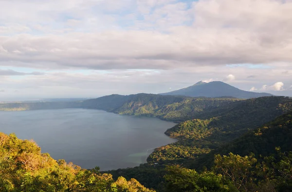 Mirador de Catarina, Nikaragua 'daki Laguna de Apoyo ve Mombacho yanardağının güzel bir manzarası.