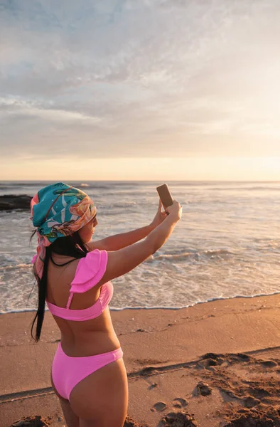 Una Hermosa Mujer Latina Usando Bikini Rosa Pañuelo Tomando Selfie — Foto de Stock