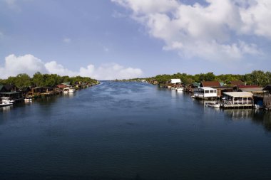 Ada Bojana boğazındaki büyüleyici balık restoranı. Karadağ