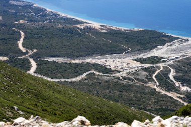 Adriyatik Denizi 'ne giden dolambaçlı yolun yüksekliğinden bak. VLORE, Arnavutluk