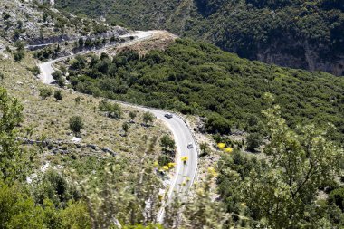 Güzel yeşil dağlarda virajlı yollar. VLORE, Arnavutluk