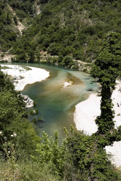 Arnavutluk 'un temiz nehrin büyüleyici kanyonuna bakıyorum