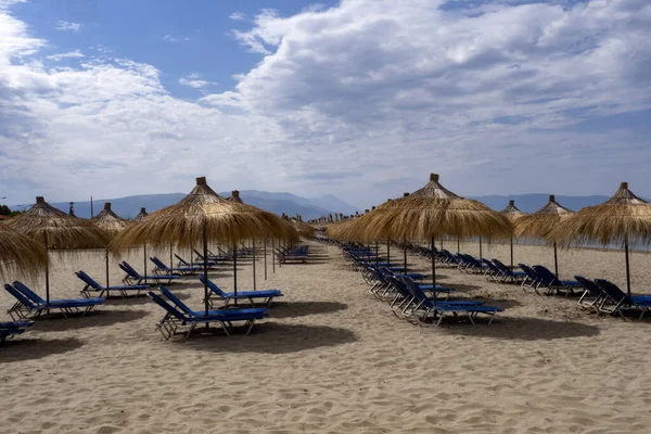 Praias Turísticas Costa Adriático Albânia São Limpas Cheias Guarda Sóis — Fotografia de Stock