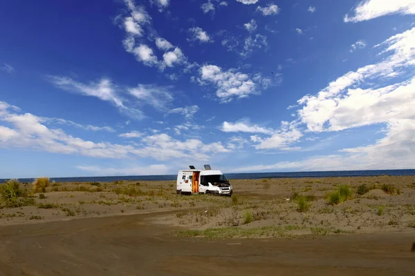 Una Caravana Solitaria Encuentra Arena Junto Mar Divjaka Albania — Foto de Stock