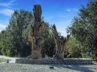 Döner kavşaktaki ahşap heykeller, Macaristan