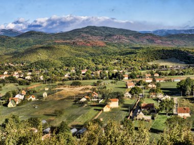 Vadideki resimli köy. Karadağ
