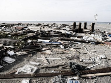 Sezondan sonra, Adriyatik Denizi plajları turistler sonrasında karmakarışık hale geldi. Karadağ