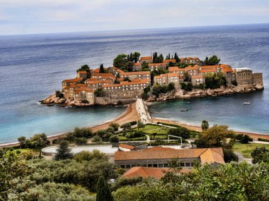 Büyüleyici Sveti Stefan adası. Karadağ
