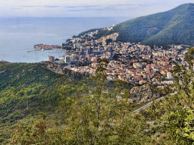 Yukarıdan Adriyatik Denizi 'ndeki Budva kentinin manzarası. Karadağ