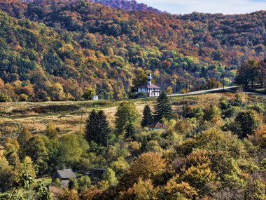 Piva Nehri boyunca güzel renkli sonbahar manzarası. Karadağ