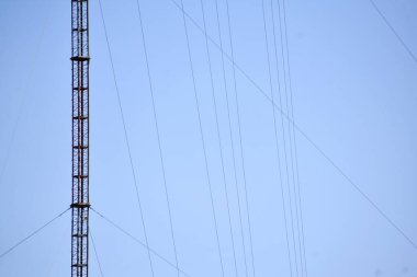 yüksek voltaj kulesi, elektrik direği, elektrik hatları, mavi gökyüzü, bulutlar, güneş, bulutlu,