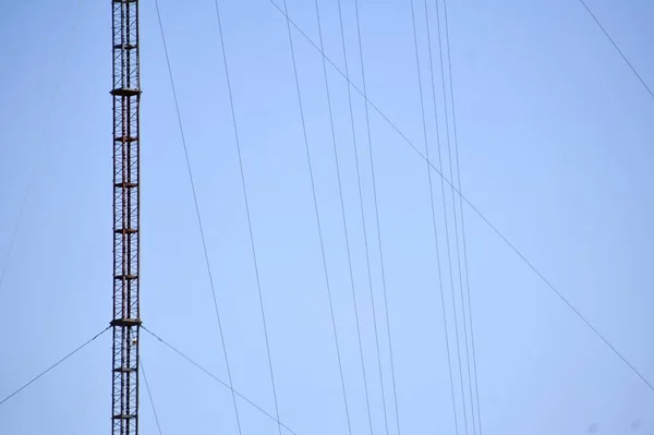 Hoogspanningstoren Electriciteit Pyloon Hoogspanningsleidingen Blauwe Lucht Wolken Zon Bewolkt — Stockfoto