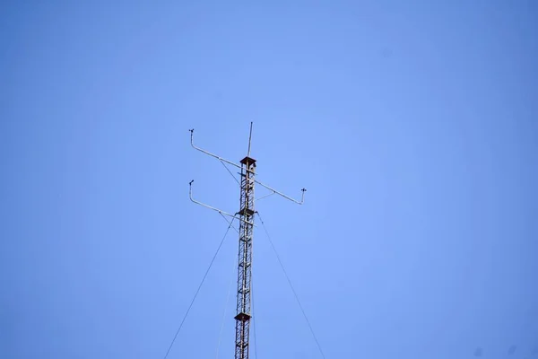 蓝天高压电塔 — 图库照片
