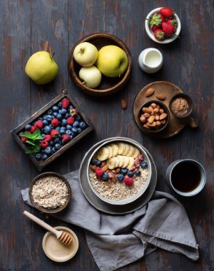 Kahvaltılık eşyalar. Düz çizgi. Yulaf lapası yapmak için ürünler.