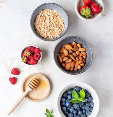 Sağlıklı beslenme. Yulaf ezmesi. Yulaf lapası malzemeleri. Sağlıklı bir kahvaltı. Lezzetli yaz meyveleri. Faydalı fındık.