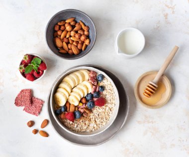 Sağlıklı beslenme. Yulaf ezmesi. Yulaf lapası malzemeleri. Sağlıklı bir kahvaltı. Lezzetli yaz meyveleri. Faydalı fındık.