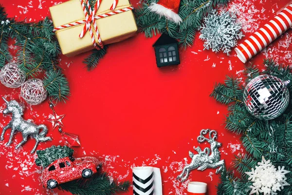 带有礼物、冷杉树和装饰的圣诞背景. — 图库照片