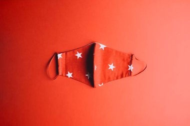 Kırmızılı, beyaz yıldızlı koruyucu yüz maskesi. Yeniden kullanılabilir tıbbi maske. Sıfır kayıp. Virüsten koruyucu maske. Coronavirüs.