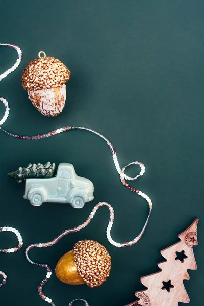 크리스마스 플랫은 스타일의 배경에 있습니다 크리스마스 트리를 운반하는 타자기의 — 스톡 사진
