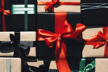 Birçok farklı fiyonklu hediye kutusu. Tatil için hazırlanıyorum..