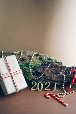 Doğal elementler ve 2021 yazısıyla Noel kompozisyonu.