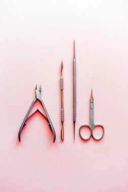 Pembe arka planda profesyonel manikür seti..