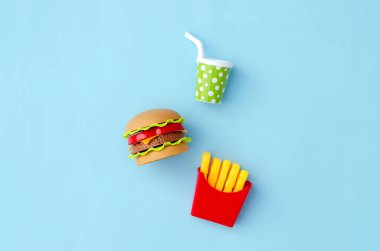 Mavi arka planda fast food oyuncakları. Fast food. Yiyecekler. Pop Sanat.