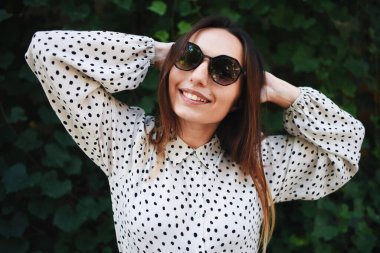 Gözlüklü güzel bir kızın portresi..