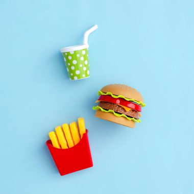 Mavi arka planda fast food oyuncakları. Fast food. Yiyecekler. Pop Sanat.