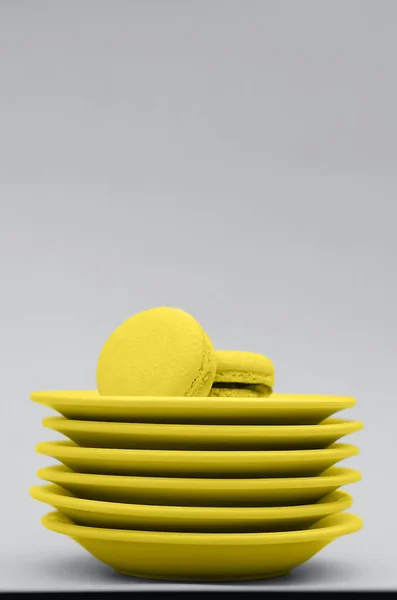 Yellow Macaroons Plates Gray Background Fashionable Color Combination Trending Color — Stock Photo, Image