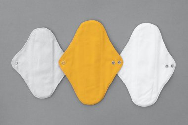 Moda renk kombinasyonları yapan kadınlar için yeniden kullanılabilir tekstil pedleri. 2021 'in moda renk kombinasyonları. 2021 'in moda renkleri sarı ve gri.