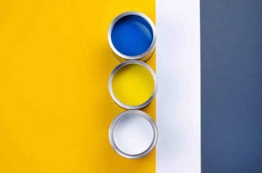 Renk kombinasyonlarında boya kutuları. 2020 ve 2021 için moda renkleri. 2021 'in moda renkleri gri ve sarı.
