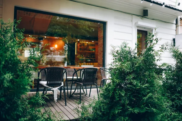 Terraço Café Verão Com Belas Árvores Arbustos Redor Café Sem — Fotografia de Stock