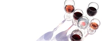 Beyaz arka planda farklı türde şarap..