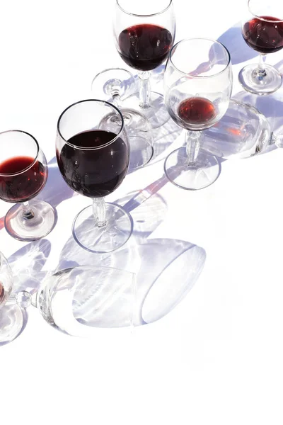 Wein verschiedener Rebsorten in Gläsern auf weißem Hintergrund. — Stockfoto