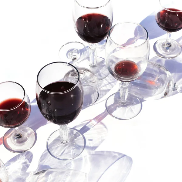 Wein Verschiedener Rebsorten Gläsern Auf Weißem Hintergrund Modische Harte Schatten — Stockfoto