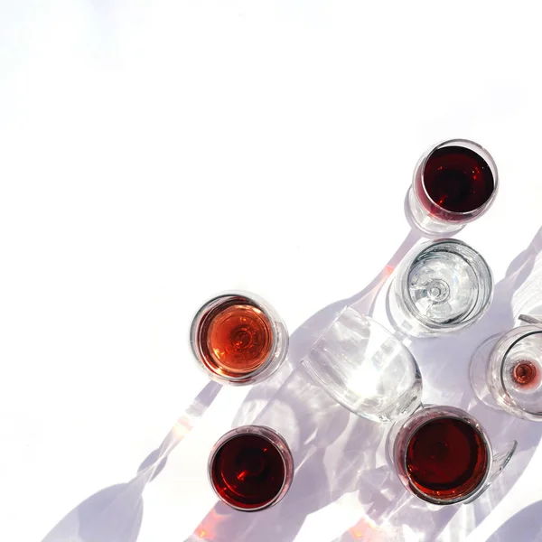 Wein Verschiedener Rebsorten Gläsern Auf Weißem Hintergrund Modische Harte Schatten — Stockfoto