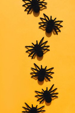 Büyük örümcekli turuncu arka plan. Cadılar Bayramı arka planı.