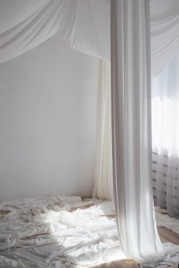 Beyaz perdeli bir oda. Hafif ve narin bir iç mekan..