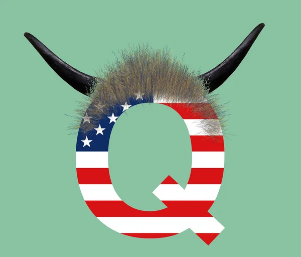 Bu bir QAnon logosu, Q harfi ve ABD bayrağı çizgileri var. Üstüne de kendine QAnon Şaman diyen bir adam tarafından takılan kürk ve boynuzlar. Arka planda izole edilmiş..