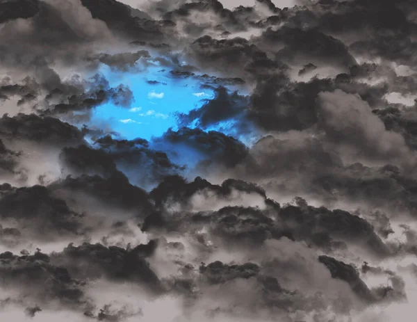 Пятно Голубого Неба Видно Небе Полном Темных Грозовых Облаков Этой — стоковое фото