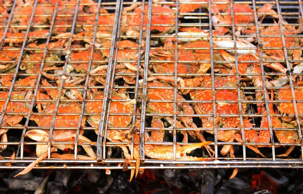 Gegrilde krab op vlammende grill. — Stockfoto