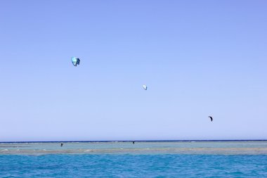 Mavi gökyüzü iledolu