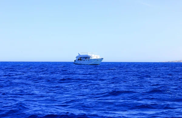 Nave bianca galleggia sull'acqua . — Foto Stock