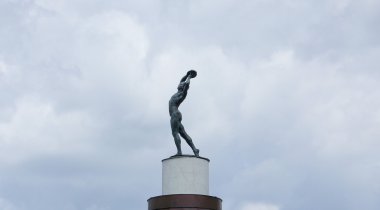 Disk atan bir adam heykeli. Futbol stadyumu. Kharkiv. Ukrayna