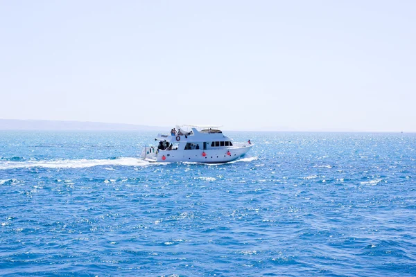 Nave Naviga Sul Mare Mare Alla Luce Del Sole Acqua — Foto Stock